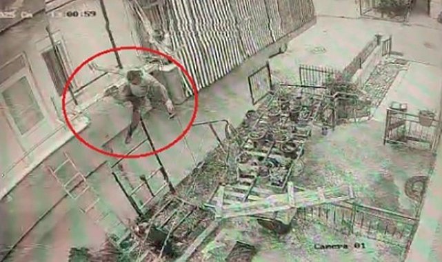 Yük asansörü kurulumu yapan ustanın iskeleden düşme anı kamerada