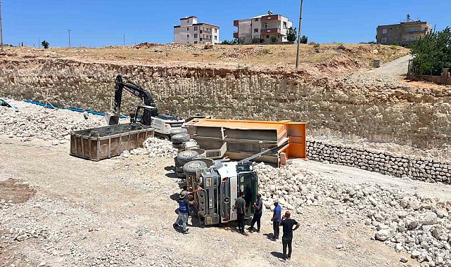 Yük boşaltan kamyon devrildi