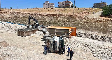 Yük boşaltan kamyon devrildi