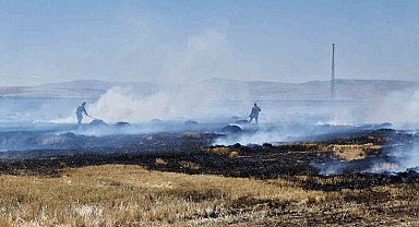 Yüksek gerilim hattına temas eden balya asansörü 40 dönüm tarlayı kül etti