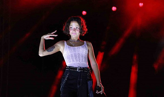 Yüksek Sadakat ve Zeynep Bastık Tekirdağ Kiraz Festivali'nde sahne aldı