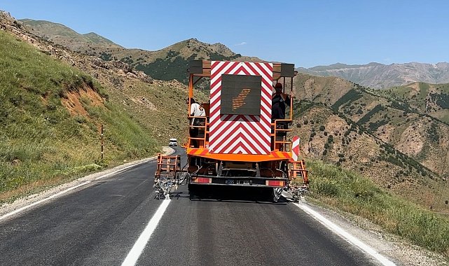 Yüksekova-Şemdinli karayolunda şeritler yenileniyor
