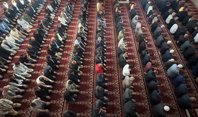 Yüksekova'da bayram namazında vatandaşlar camileri doldurdu