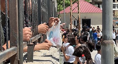 Yüksekova'da LGS sınavına giren öğrencilerin molasında ilginç görüntüler oluştu