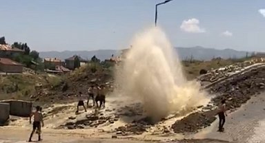 Yüksekova'da patlayan su hattı çocukların serinleme durağı oldu