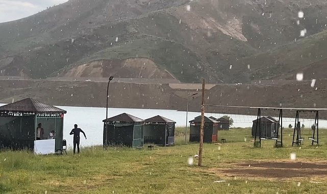 Yüksekova'da sağanak yağış etkili oldu