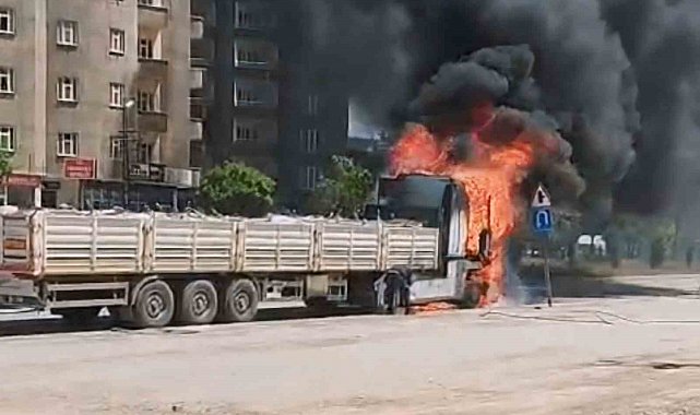 Yüksekova'da seyir halindeki tır alev alev yandı