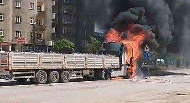 Yüksekova'da seyir halindeki tır alev alev yandı
