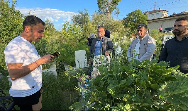 Yüksekova'da vatandaşlar bayram namazı sonrası mezarlıklara akın etti