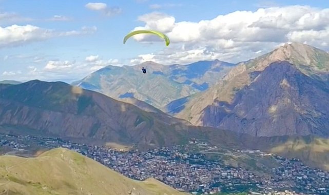 Yüksekova'nın gençleri gökyüzüyle buluşuyor: Yamaç paraşütüyle pilot olma hayali gerçek oldu