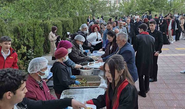 Yunus Emre Anadolu Lisesi, mezunlarını görkemli bir törenle uğurladı