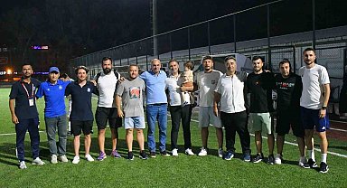 Yunusemre'nin U17'leri İzmir'de şampiyon oldu