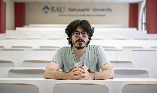 Yüzde 60 görme engeline rağmen önce YKS Türkiye şampiyonu oldu, şimdi de üniversiteyi birincilikle bitirdi