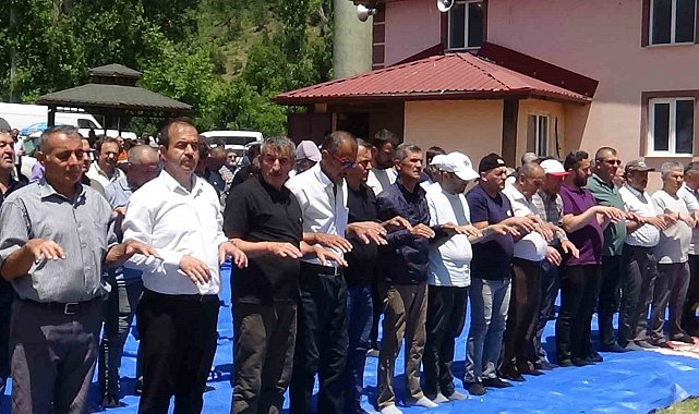 Yüzlerce kişi yağmur için avuçlarını semaya açtı