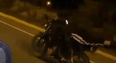 Yüzüstü yatarak motosiklet kullandı