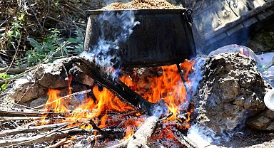 Yüzyıllardır süren geleneksel yöntemlerle pekmez yapımı