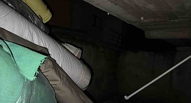 Zeytinburnu'nda 4 katlı binanın arka cephesindeki duvar yıkıldı