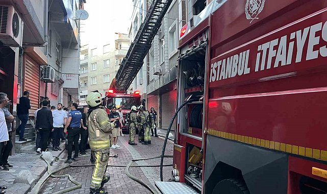 Zeytinburnu'nda çıkan yangında 2. kattan atlayan çocuk yaralandı