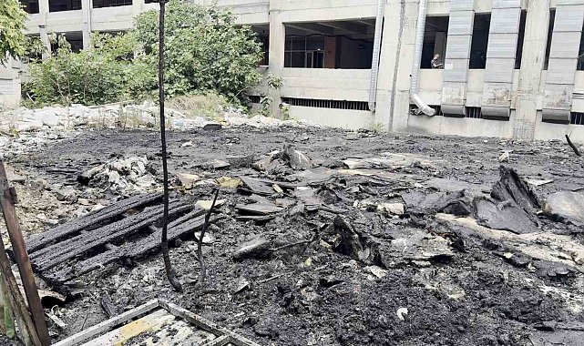 Zeytinburnu'nda hurdalık alanda yangın paniği: Yoğun duman çevre ilçelerden görüldü