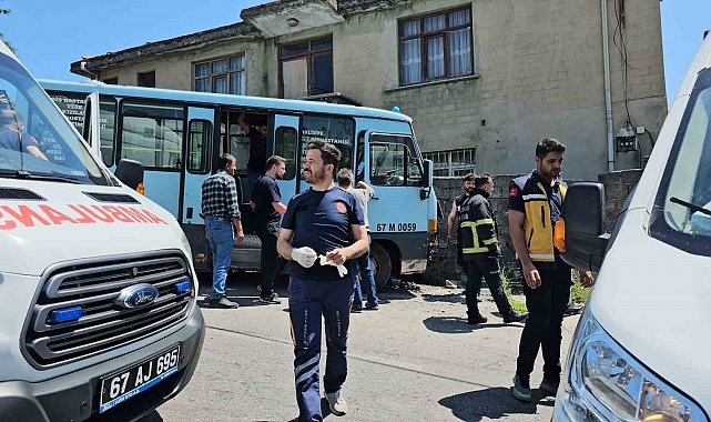 Zonguldak'ta freni patlayan yolcu minibüsü duvara çarptı: 14 yaralı
