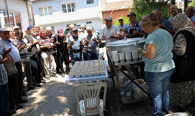 10 yıldır devam eden aşure ikramı bu yıl da sürdü