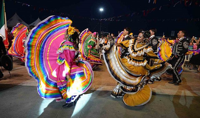 13 farklı ülkeden dansçılar gösterileri ile Samsunluları hayran bıraktı