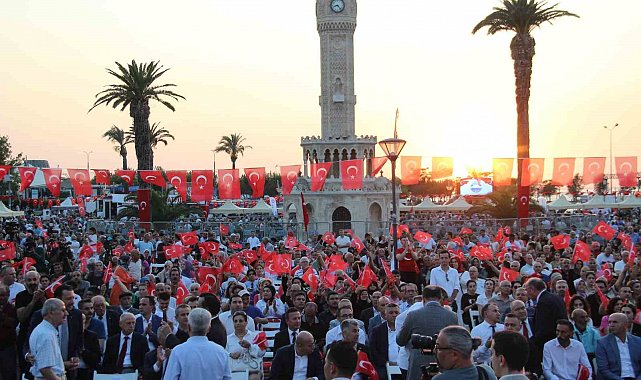 15 Temmuz Demokrasi ve Milli Birlik Günü'nde binlerce İzmirli tek yürek oldu