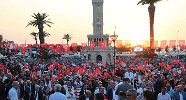 15 Temmuz Demokrasi ve Milli Birlik Günü'nde binlerce İzmirli tek yürek oldu