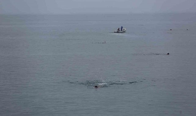 15 Temmuz için Karadeniz'de 4 kilometre boyunca yüzdüler