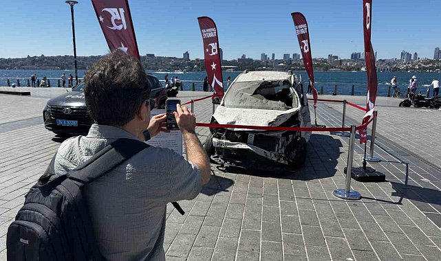 15 Temmuz'da tankın ezdiği otomobil Üsküdar'da sergileniyor