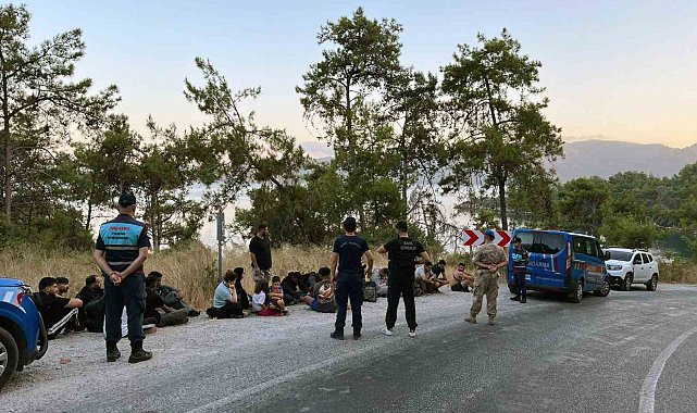 22 düzensiz göçmen ve 2 göçmen kaçakçısı yakalandı