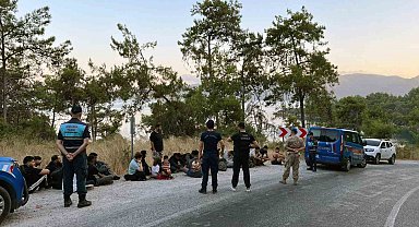22 düzensiz göçmen ve 2 göçmen kaçakçısı yakalandı