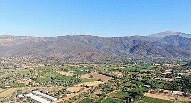 3 gündür devam eden orman yangını sonrası Ödemiş'in dağları siyaha büründü