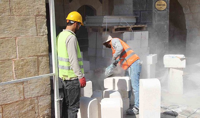 45 derecede ekmeklerini taştan çıkartıyorlar