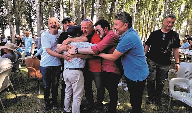 45 yıl sonra duygulandıran buluşma: Ali Öğretmen öğrencileriyle şenlikte buluştu