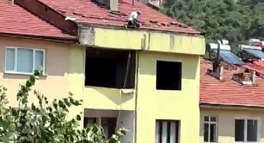 5 katlı binanın çatısında canlarını hiçe saydılar