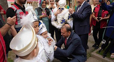 529 yıllık vakıf geleneği yaşatıldı: 22 çocuk sünnet şenliğinde doyasıya eğlendi