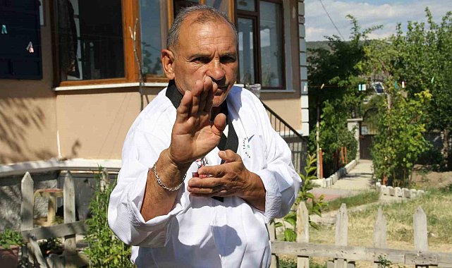 65 yaşındaki taekwondocu hareketleriyle gençlere taş çıkartıyor