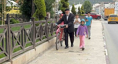 80'lik dede torunlarını Kur'an öğrensin diye her gün bisikletiyle camiye götürüyor