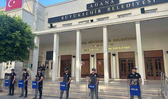 Adana Büyükşehir Belediye Başkanı Karalar gözaltına alındı, belediyede arama başlatıldı
