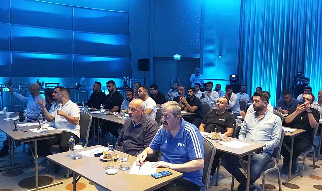Adana Demirsporlu taraftarlardan "Yaşasın Demirspor" kampanyası