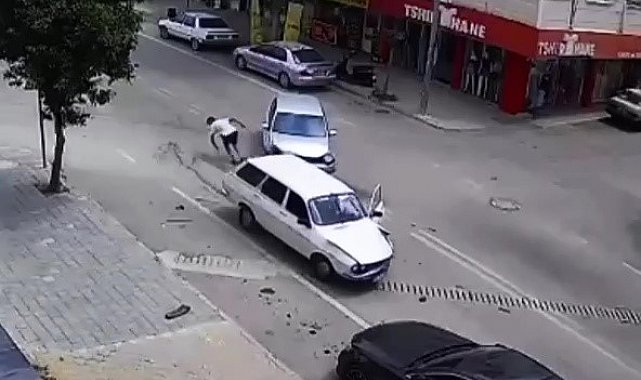 Adana'da sürücü kaza sırasında açılan kapıdan inip koşarak uzaklaştı