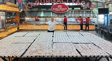 Adanalı kebapçı, yüzlerce aşure dağıttı