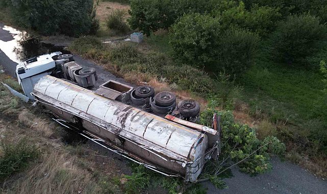 Afyonkarahisar'da sıcak asfalt yüklü tır devrildi