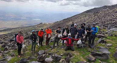 Ağrı Dağı zirvesinde çevre temizliği seferberliği