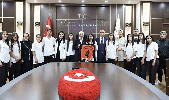 Ağrı kadın futbol takımı, Bakan Göktaş'la bir araya geldi