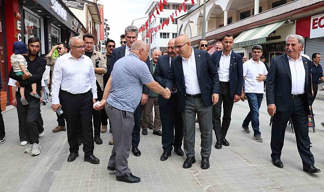 Ağrı Valisi Koç, Cumhuriyet Caddesi'nde esnaf ve vatandaşlarla 15 Temmuz'u andı