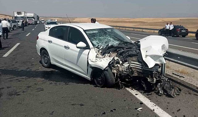 Ağrı'da otomobil traktöre çarptı: 2 yaralı