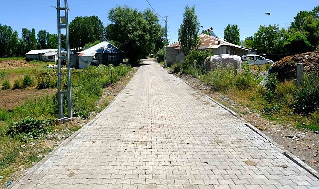 Ağrı'nın Eliaçık köyünde 7 bin metrekare kilit parke çalışması tamamlandı