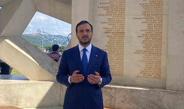 AK Parti İstanbul İl Başkanlığı 15 Temmuz Şehitler Anıtı'nı ziyaret etti